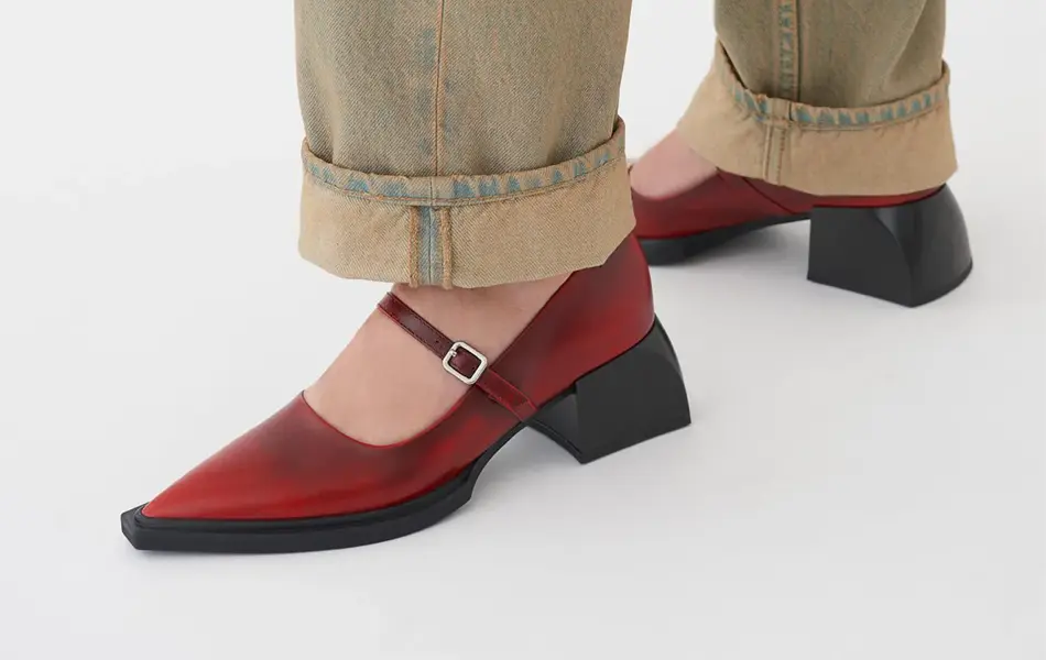 Dame som viser høyhælte sko