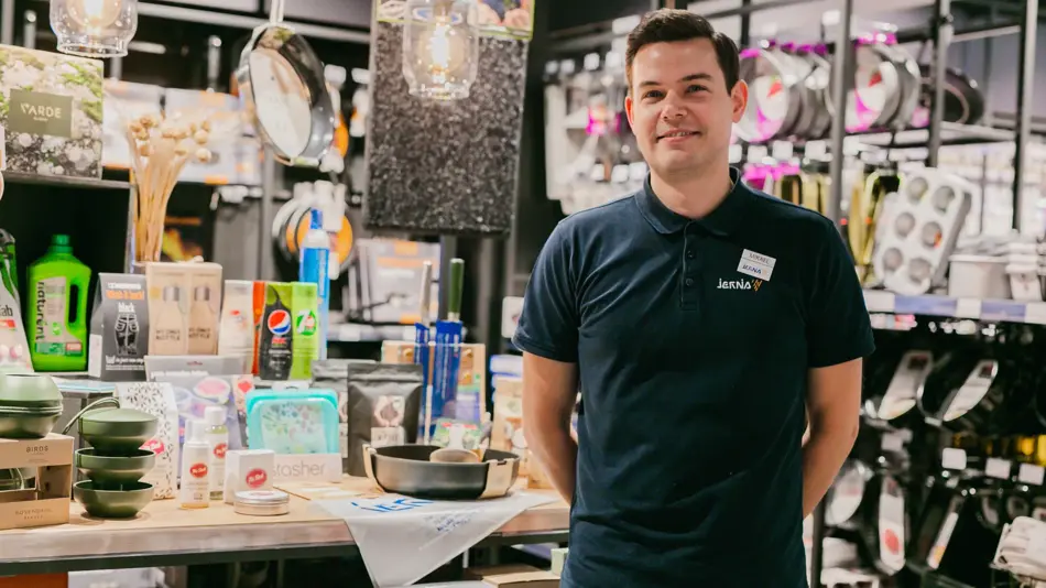 Mann foran produkter til hjemmet