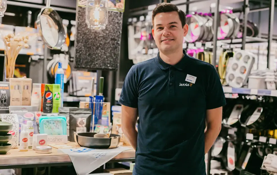 Mann foran produkter til hjemmet