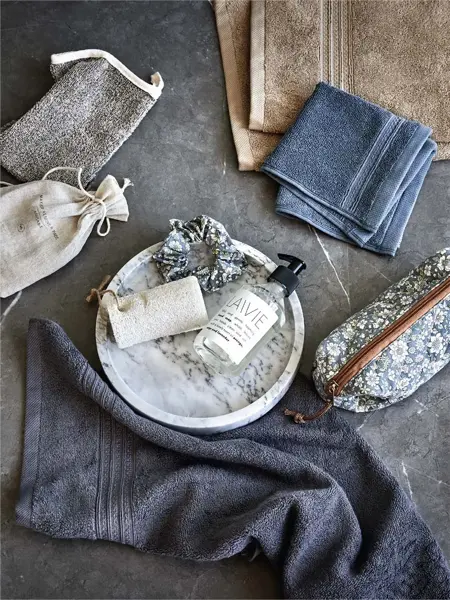 Håndklær og såpe som ligger på en flate