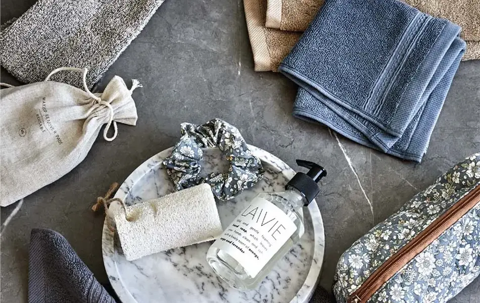 Håndklær og såpe som ligger på en flate