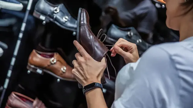 Bilde av hender som holder en herresko