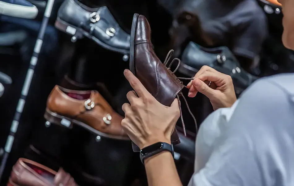 Bilde av hender som holder en herresko