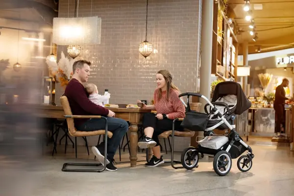 Forleder med baby på kafe