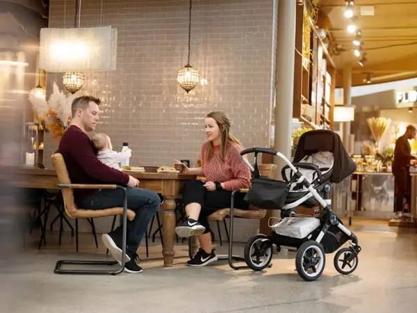Forleder med baby på kafe