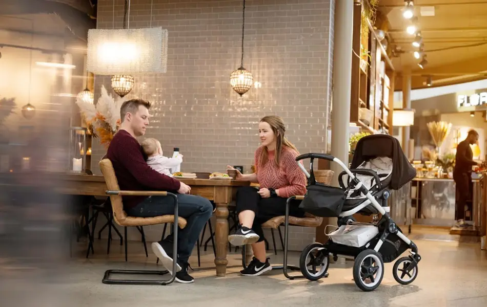 Forleder med baby på kafe