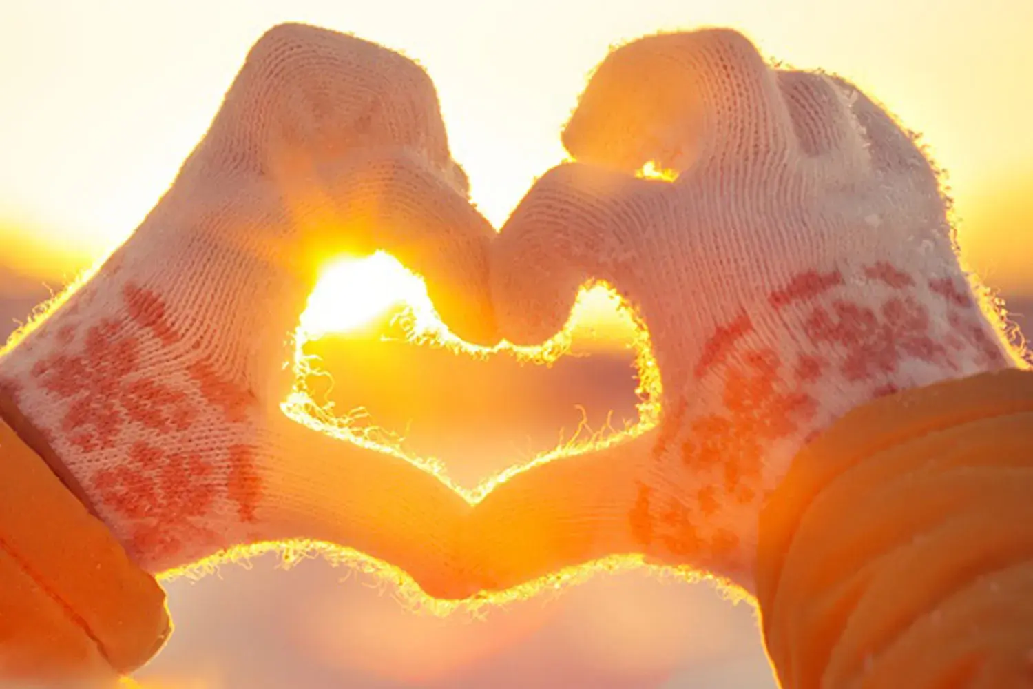 to hender med votter formet som et hjerte