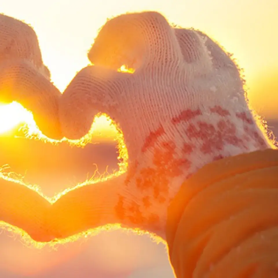 to hender med votter formet som et hjerte