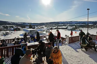 Uteservering utenfor Nystua på Skeikampen skianelgg.