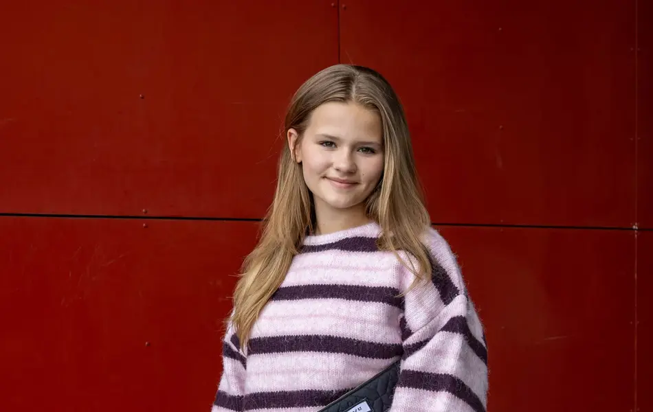 Barn med sekk og veske