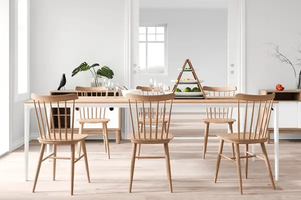 Spisestue av tre med trestoler med myke kanter