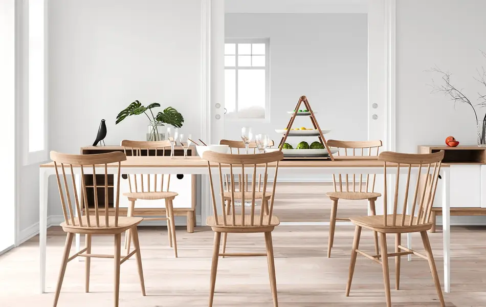 Spisestue av tre med trestoler med myke kanter