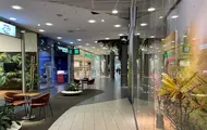 Bildet er tatt innendørs på kjøpesenteret Mirum Galleria i Norrköping og viser et utvalg av butikkene på senteret.