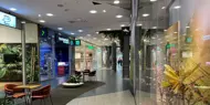 Bildet er tatt innendørs på kjøpesenteret Mirum Galleria i Norrköping og viser et utvalg av butikkene på senteret.