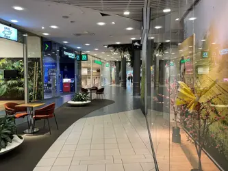 Bildet er tatt innendørs på kjøpesenteret Mirum Galleria i Norrköping og viser et utvalg av butikkene på senteret.