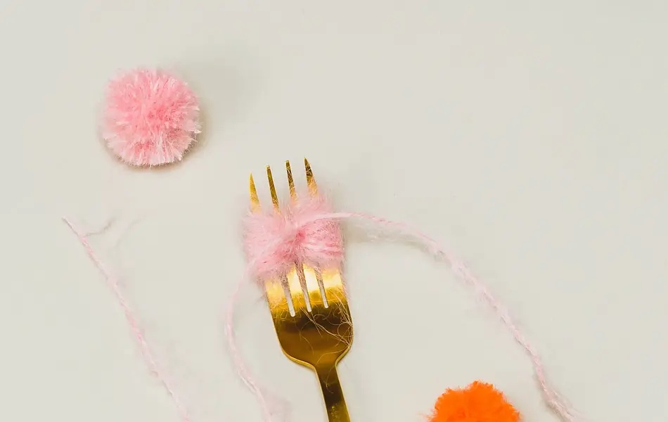 Tre dusker og en gullskje med tråd nøstet rundt