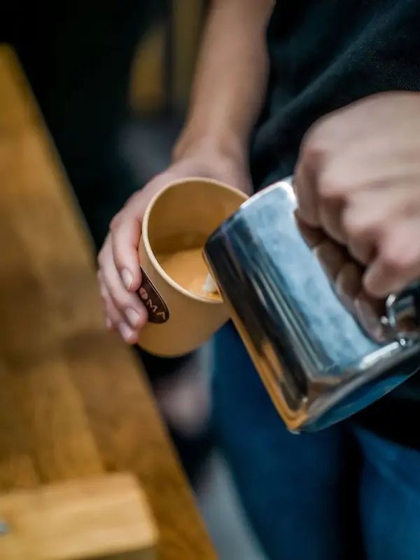 hender som heller melk over i kaffe