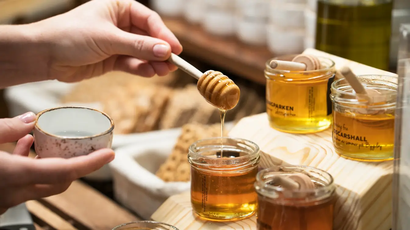 Forskjelliige typer honning på frokostbuffet på Thon Hotel Rosenkrantz Oslo