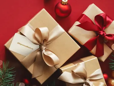 toppvisning av julegaveesker på rød bakgrunn