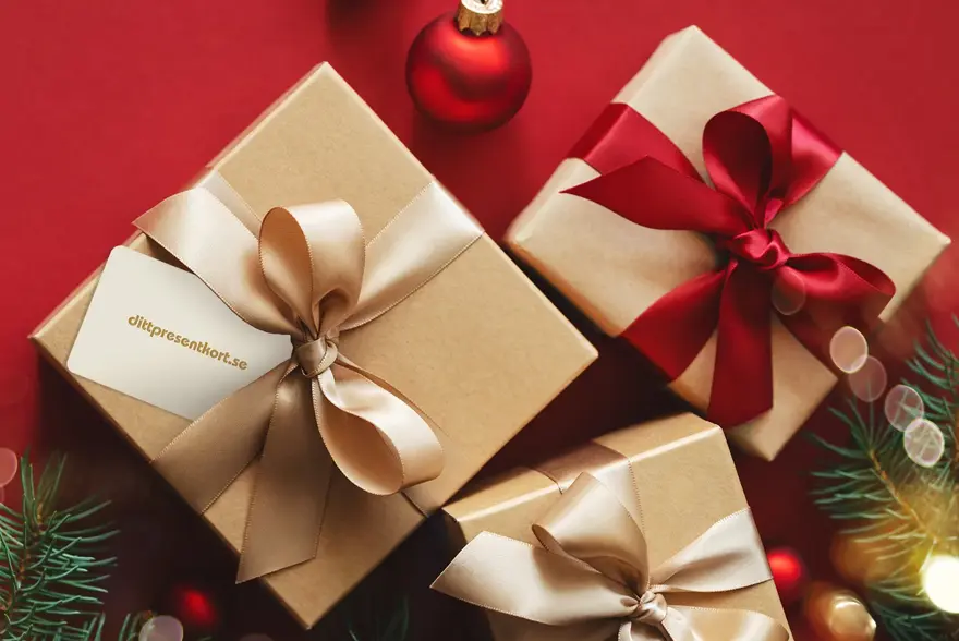 toppvisning av julegaveesker på rød bakgrunn