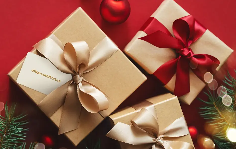 toppvisning av julegaveesker på rød bakgrunn