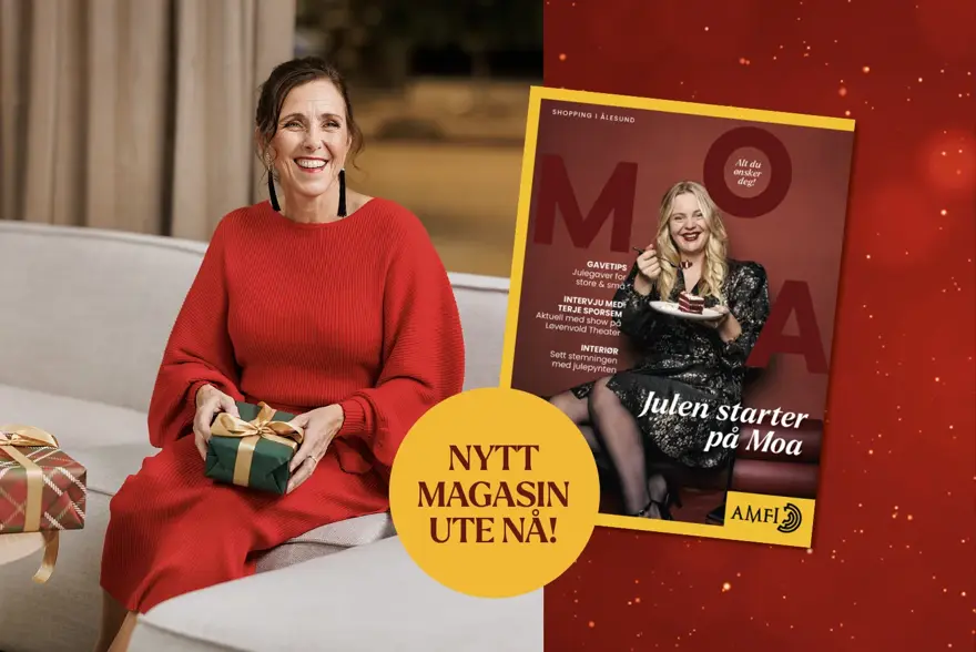 dame sitter i sofa med gave i fanget, cover på julemagasin