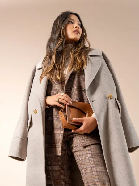 Tsutsumi Hoang i rutete dress, hvit høyhalset genser og kåpe