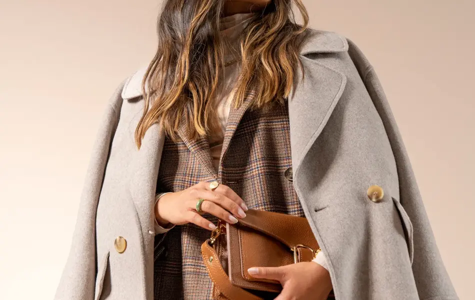 Tsutsumi Hoang i rutete dress, hvit høyhalset genser og kåpe