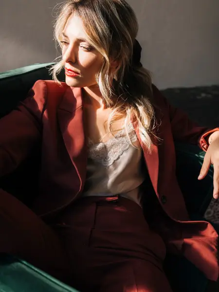 2025-10-22_vinterens_mote_til_dame_blonder2_3.4