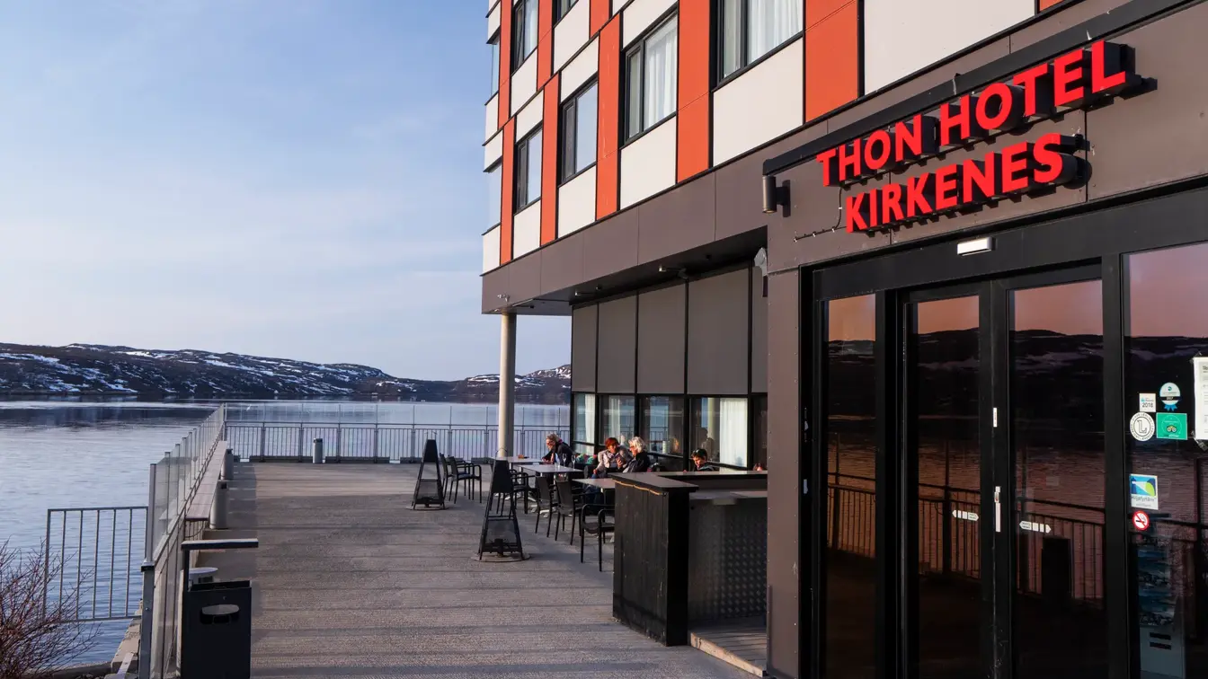 Inngangsparti til Thon Hotel Kirkenes med utsikt over vannet