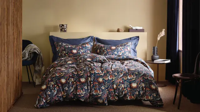 Seng med mønster sengesett og brune vegger