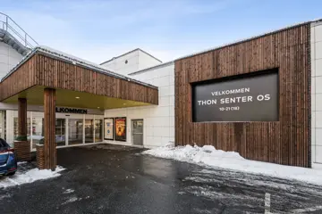 Fasadebilde av Thon Senter Os, inngang.