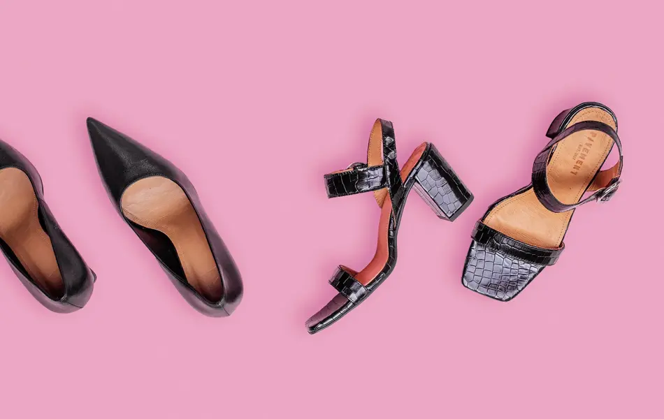 Sko på gul bakgrunn