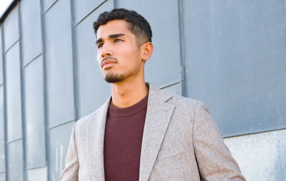 Mann viser høstmote