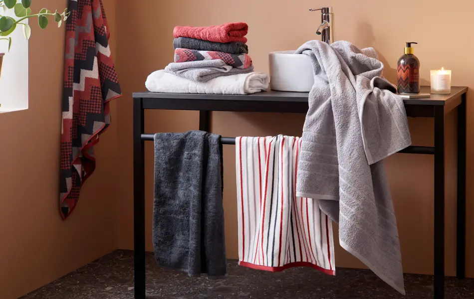 bad med fargerike håndklær