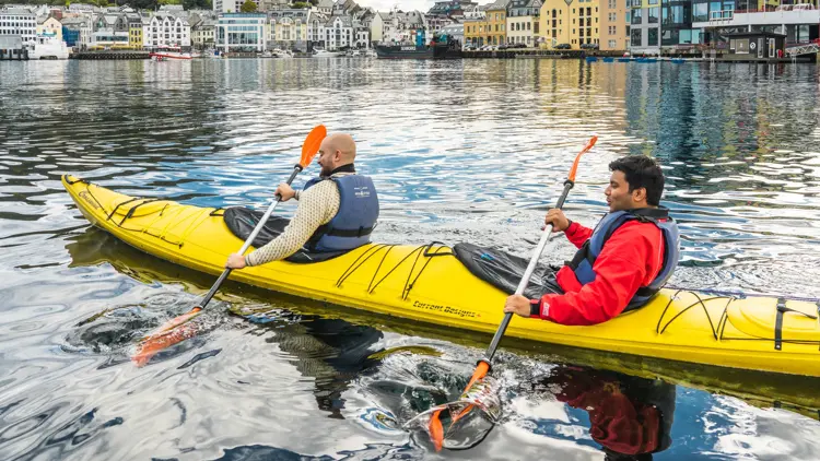 To menn ute å padler