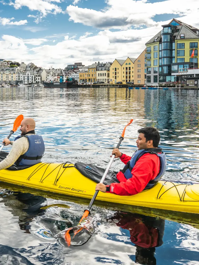 To menn ute å padler