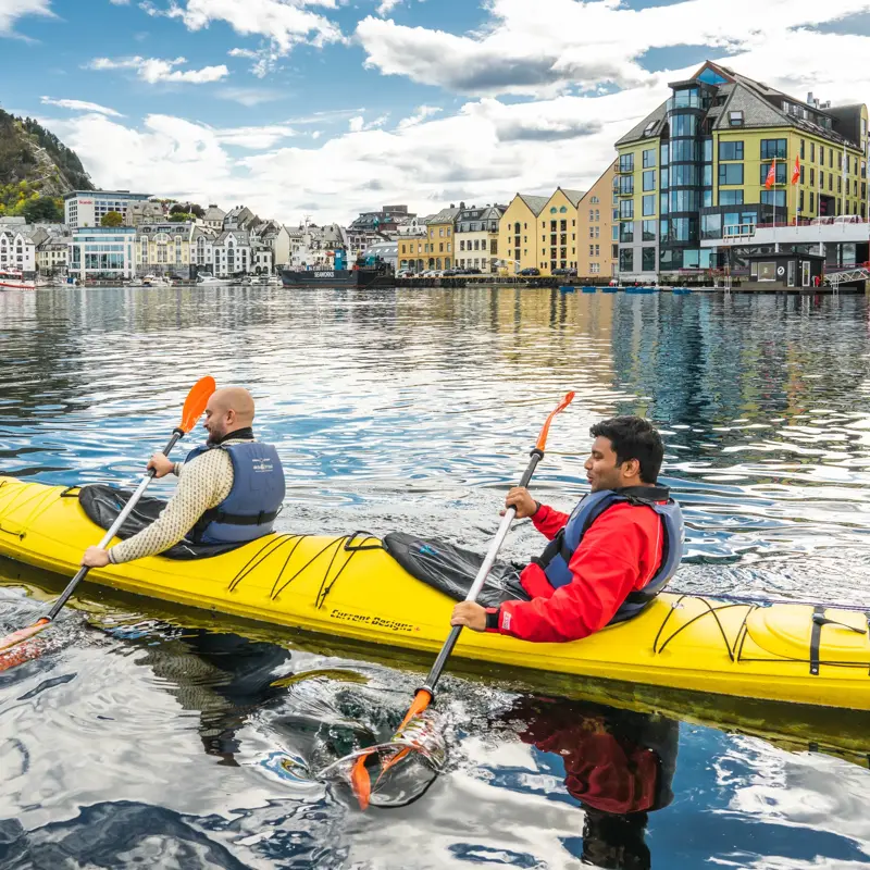 To menn ute å padler