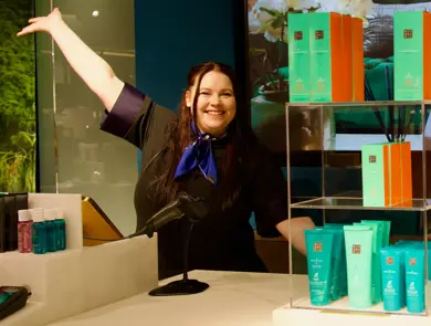 butikkleder står bak disken