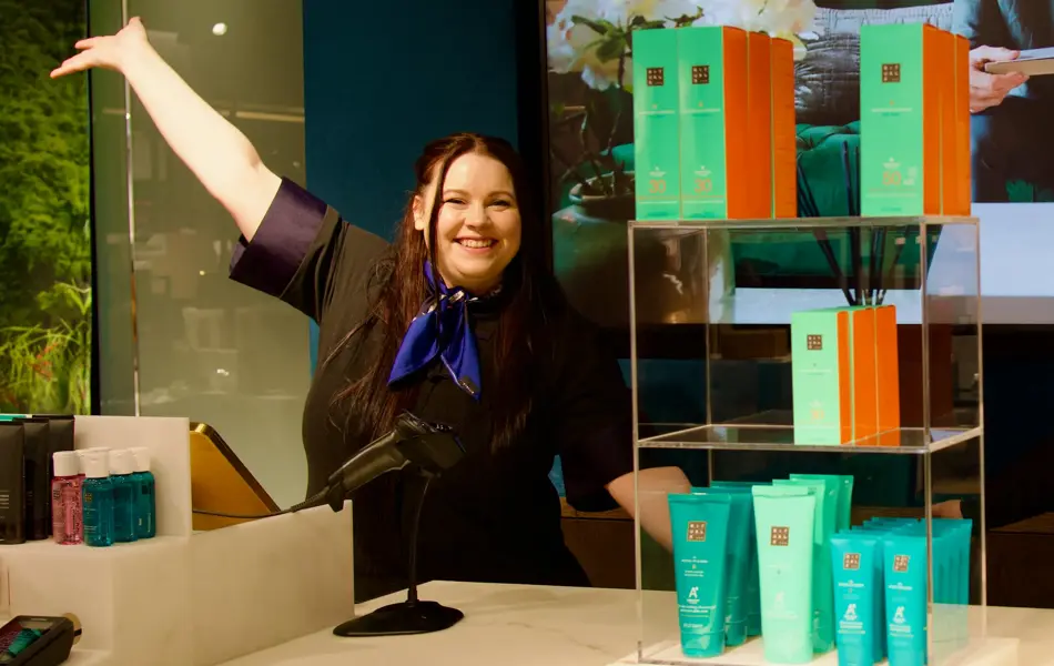 butikkleder står bak disken