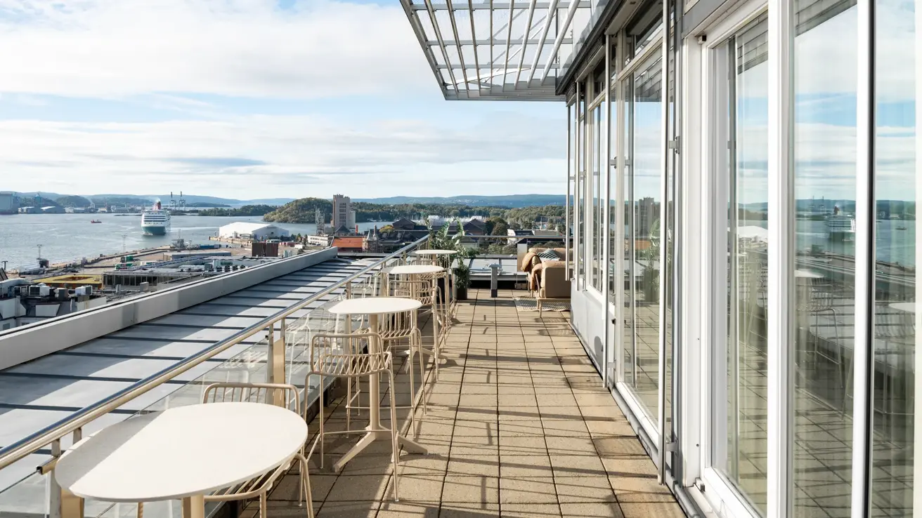 Sitteplasser på terrasse med utsikt over Oslo
