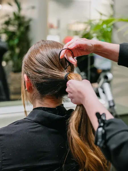 Dame med hår stylet og spenner i håret