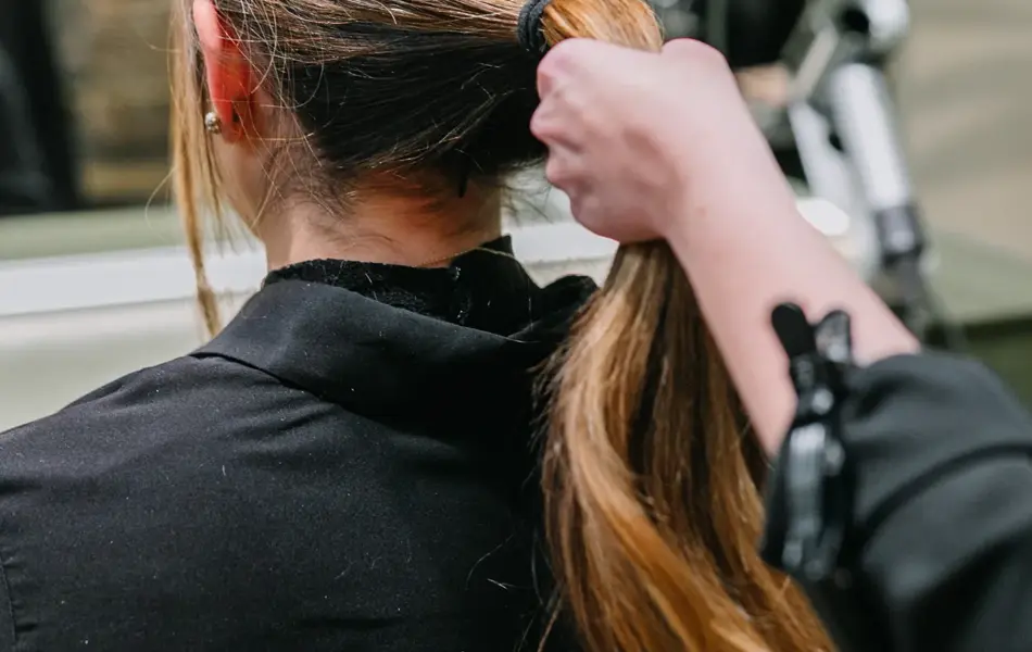 Dame med hår stylet og spenner i håret