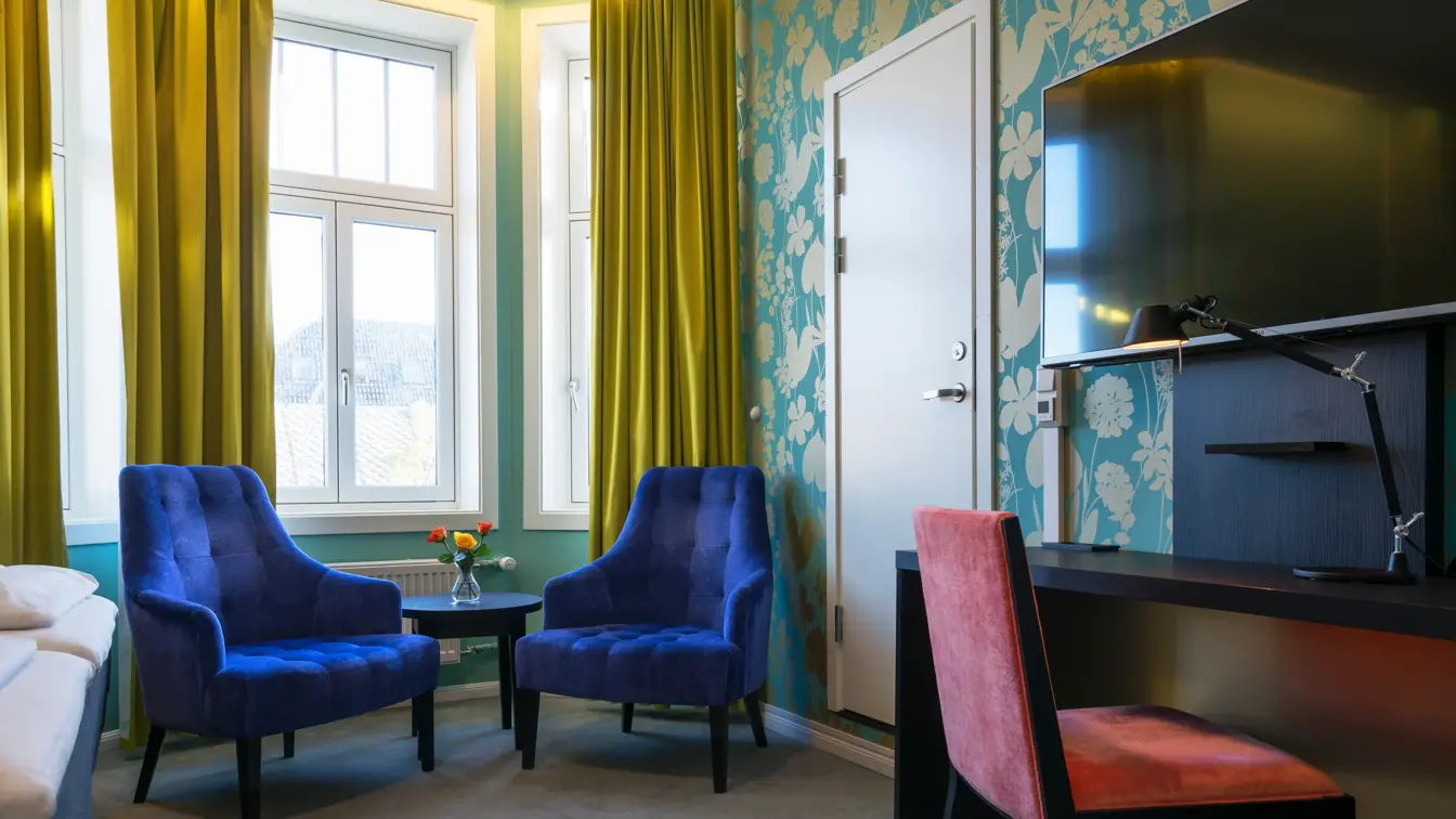 Skrivebord, TV og stoler i twin rom på Thon Hotel Nidaros