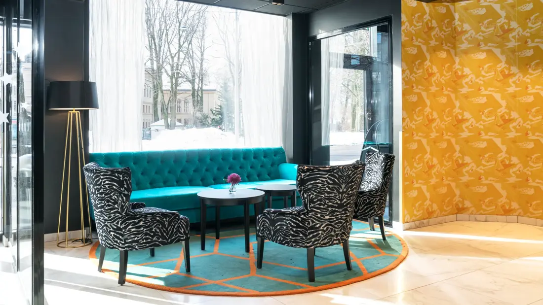 Resepsjonsområde/Lobby med zebra-lenestoler og stor sofa på Thon Hotel Europa i Oslo sentrum rett ved Slottsparken