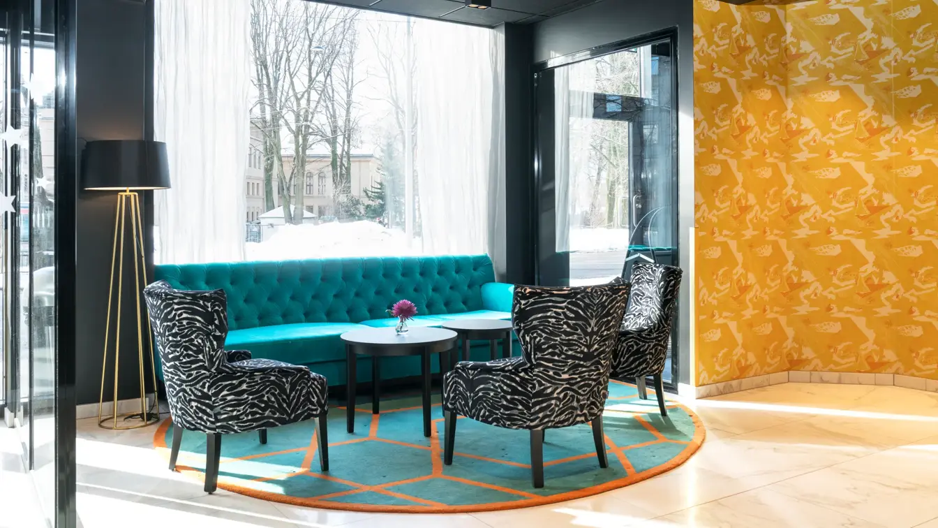 Resepsjonsområde/Lobby med zebra-lenestoler og stor sofa på Thon Hotel Europa i Oslo sentrum rett ved Slottsparken