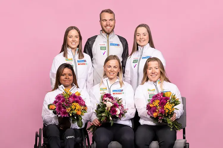 Rosa-sløyfe buketter finner du hos Mester Grønn.