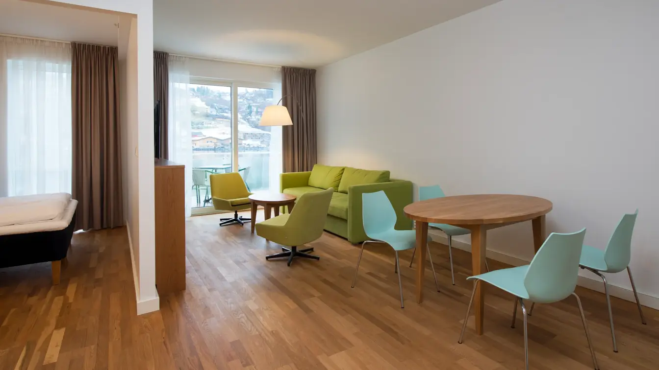 Dobbeltseng, sofa og bord med flere sitteplasser på Business room  på Thon Hotel Sandven