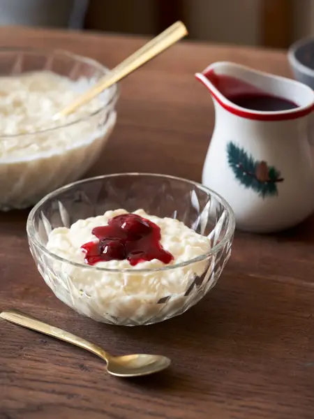 skål med riskrem og rød saus