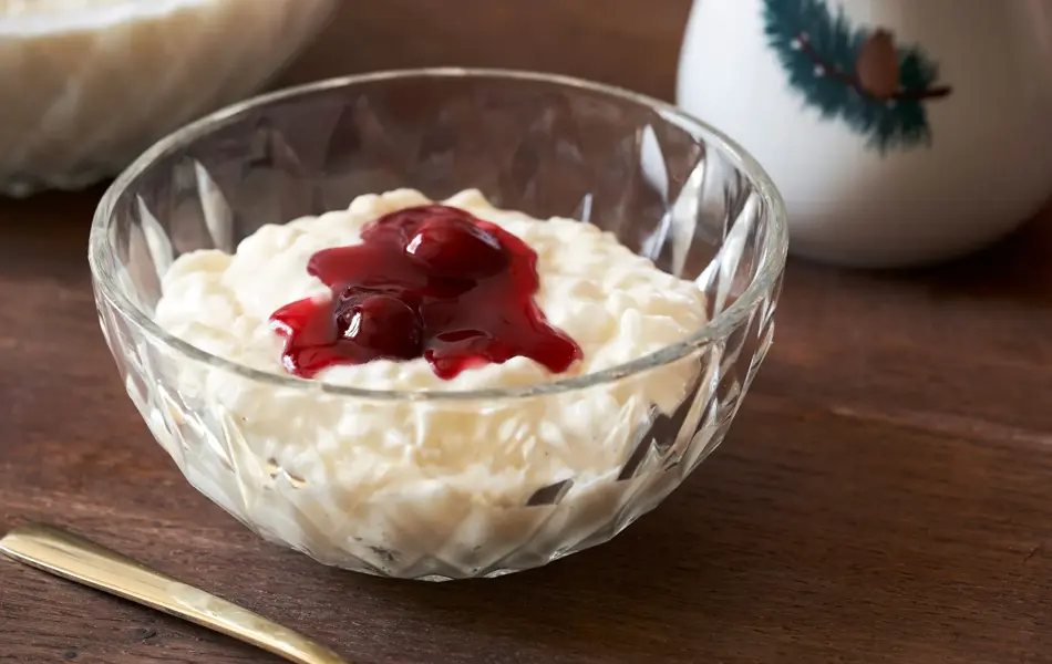 skål med riskrem og rød saus